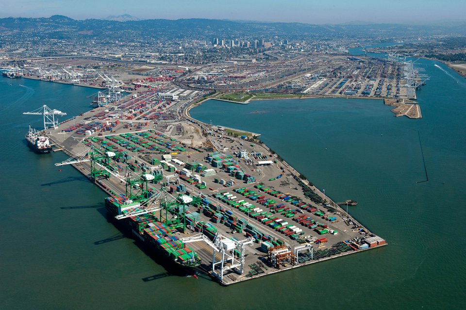 Puerto de Oakland bate récord de volúmenes