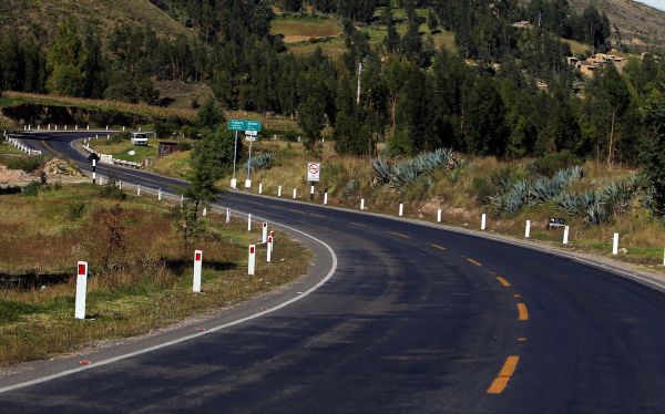 Bolivia y Perú mejoran su comunicación por carretera