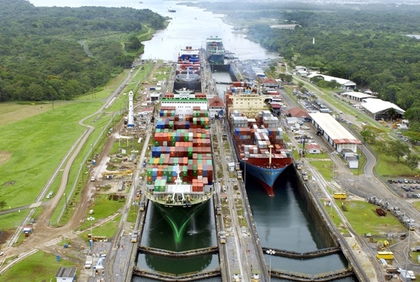 Canal de Panamá es transitado por el buque más grande en su historia