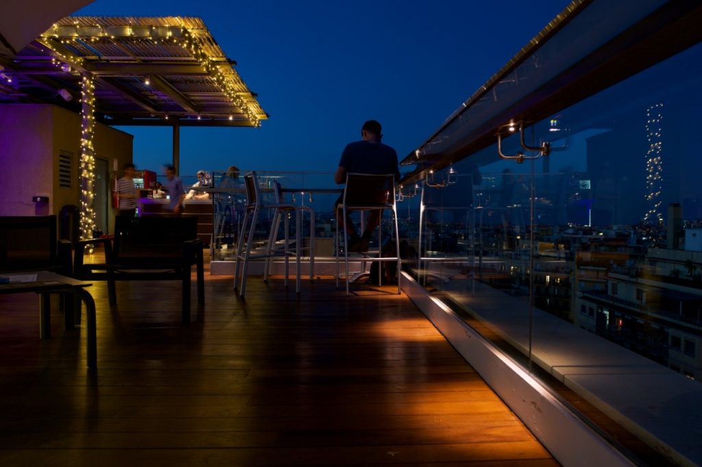 Ouside BCN ilumina la terraza del Ayre Hotel Rosellón
