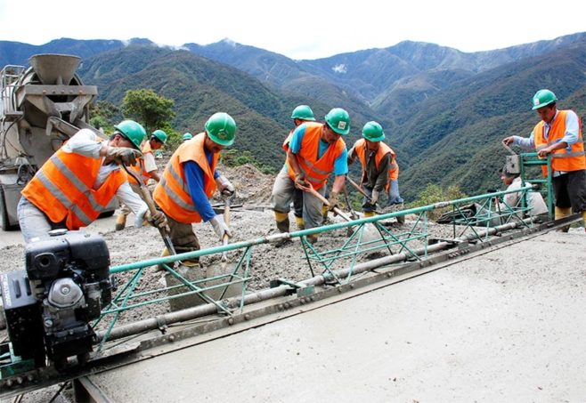 Ecuador requiere mil millones de dólares para culminar 640 obras públicas