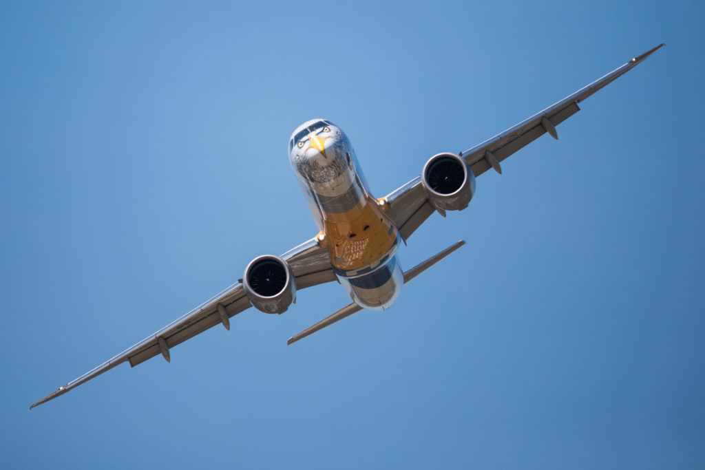 Empresa brasileña fabricará diez aviones E175 para American Airlines