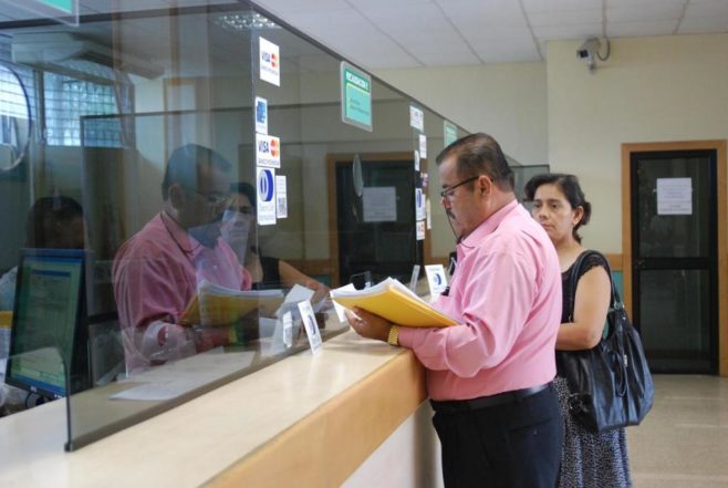 El 44% de los ecuatorianos accedió a servicios financieros en 2016, según el Banco Central
