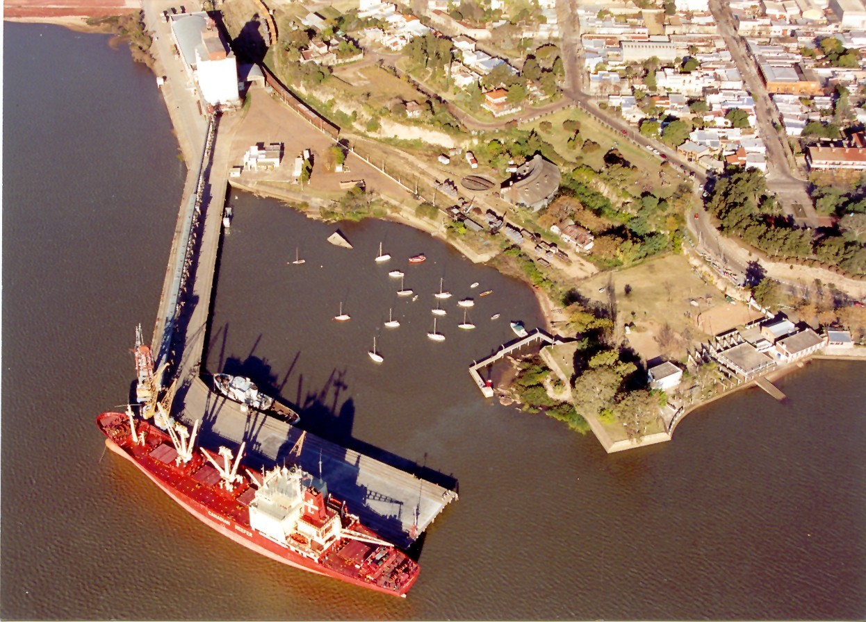 Autoridades indican que dragado río Uruguay aumentará capacidad de carga del puerto de Fray Bentos