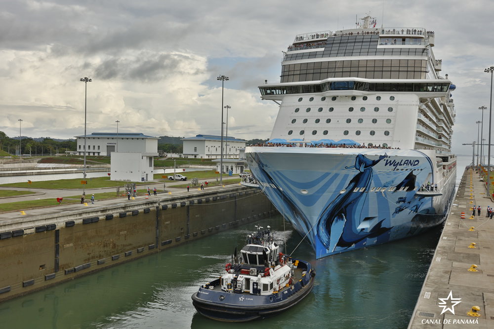 Canal de Panamá registra nuevo hito con la llegada del crucero Norwegian Bliss, el más grande que ha cruzado hasta la fecha