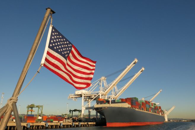 El déficit comercial de Estados Unidos baja en abril al mínimo en siete meses