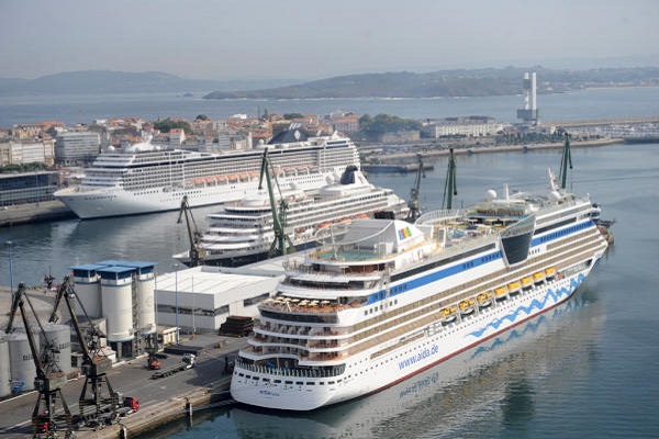 Puerto de La Coruña supera récord al recibir más de 12.300 visitantes