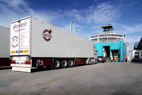 Puerto de Algeciras aumenta un 4% tráfico ro-ro de camiones en noviembre