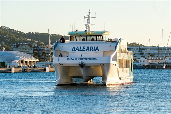 Baleària remotoriza su ferry Ramon Llull para operar entre Denia y Formentera