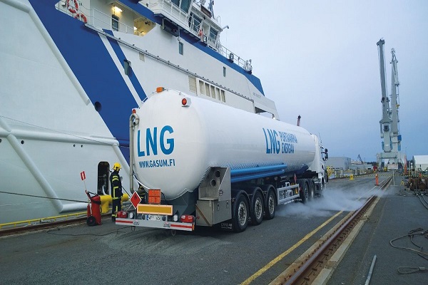 Puerto de Huelva opera primer suministro de camión a barco de GNL