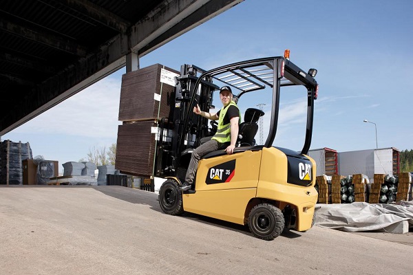 Cat Lift Trucks añade ión de litio en su gama de carretillas contrapesadas eléctricas
