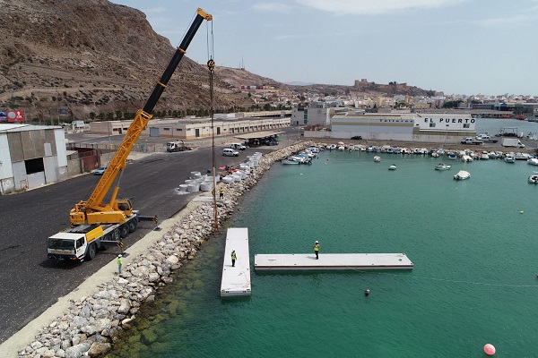 El puerto de Almería coloca dos pantalanes en el nuevo fondadero pesquero