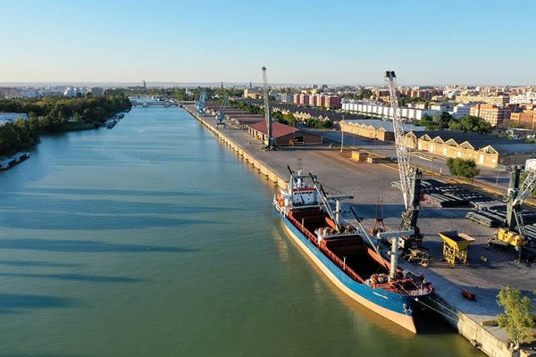 El puerto de Sevilla bajará las tasas de mercancías para 2021