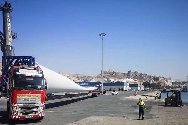 La Autoridad Portuaria de Almería acoge un envío de palas eólicas