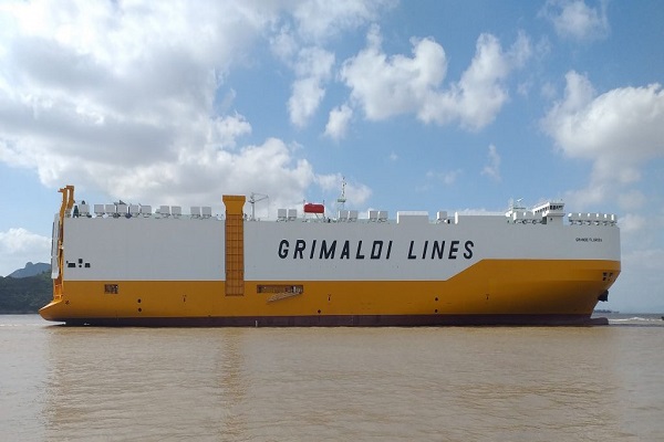 Grimaldi cuenta con nuevo buque ro-ro híbrido y portacoches