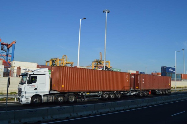 Suardíaz presenta un servicio de reparto de contenedores con dúo-trailers