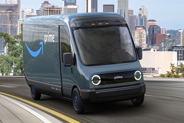 Amazon empieza a utilizar sus furgonetas eléctricas Rivian