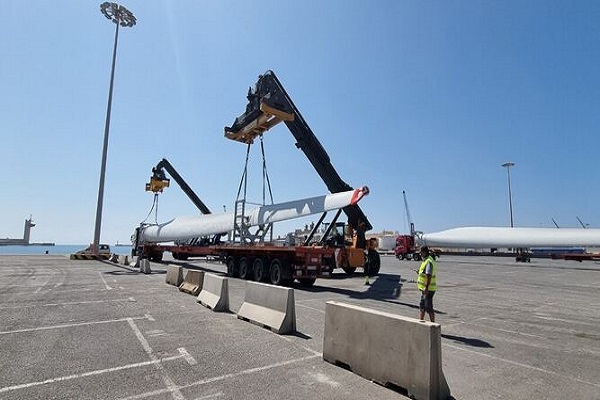 El Puerto de Almería retoma el envío de palas eólicas a Alemania