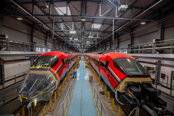 ILSA encarga el mantenimiento de su flota de trenes nuevos a Hitachi Rail 