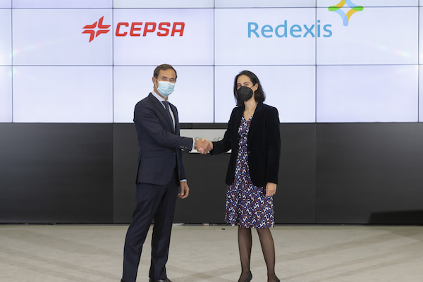 Redexis instalará paneles fotovoltaicos en toda la red de gasolineras de Cepsa
