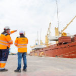 Terminal Marítima de Cartagena opera la carga en un mercante de una treintena de embarcaciones de recreo rumbo al Caribe