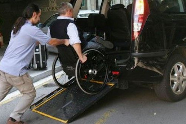 El servicio Taxi Amic, premiado por su labor en el transporte de personas con movilidad reducida