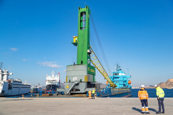 TMC adquiere una nueva grúa autopropulsada para aumentar su capacidad operativa en el Puerto de Cartagena