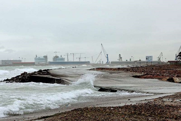 El Puerto de Valencia cierra el tráfico marítimo por fuerte oleaje