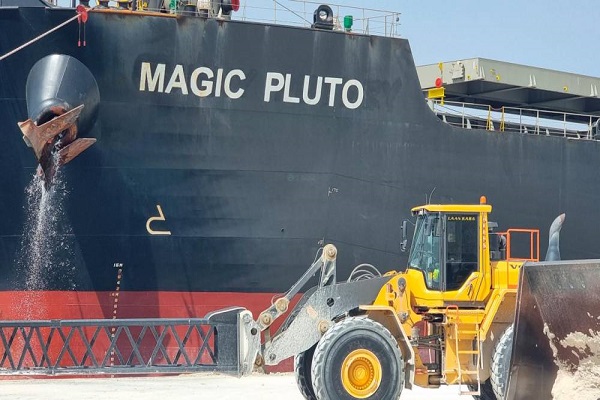 El Puerto de Almería acoge el transporte de 72.000 toneladas de yeso a Canadá
