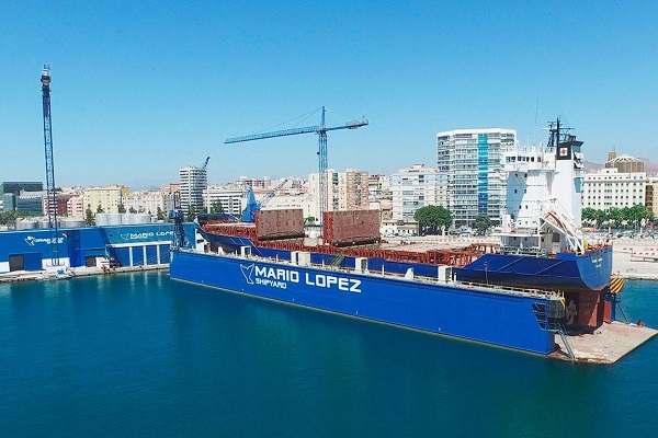 El dique flotante 'Andalucía' abandona el Puerto de Málaga para su inspección en seco