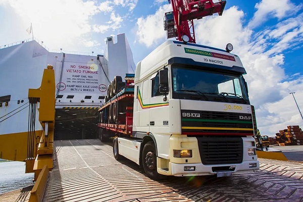 transporte marítimo de camiones