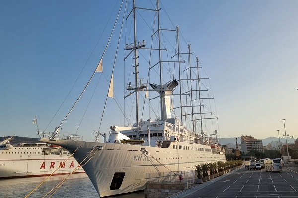 El Puerto de Almería recibe al crucero Wind Surf este lunes