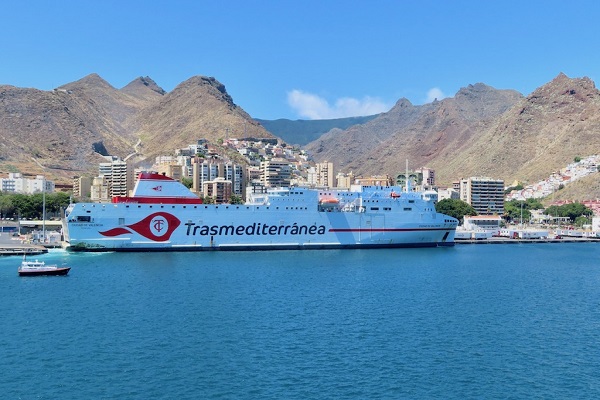 El ferry Ciudad de Valencia retoma la línea Cádiz-Canarias de Armas Trasmediterránea