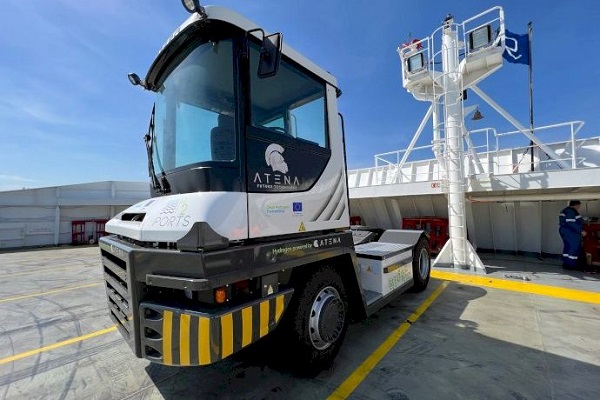 El Puerto de Valencia estrena su primer tractor de terminal con hidrógeno