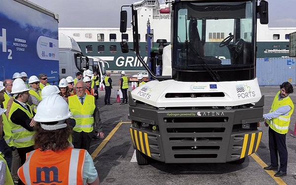 El Puerto de Valencia, pionero en el mundo al operar con camiones propulsados por hidrógeno