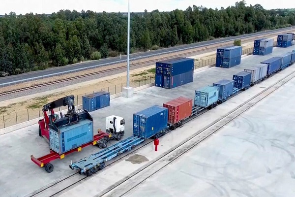 El Puerto de Huelva restaura una de sus vías ferroportuarias