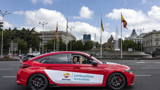 Marc Márquez recorre Madrid en un coche impulsado por combustible cien por cien renovable