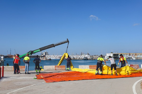 El Puerto de Castellón refuerza su equipamiento de lucha contra la contaminación marina
