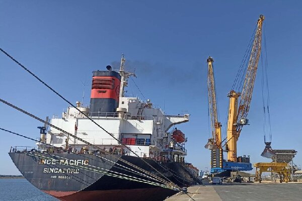 El Puerto de Huelva realiza su primer cargamento de harina ecológica