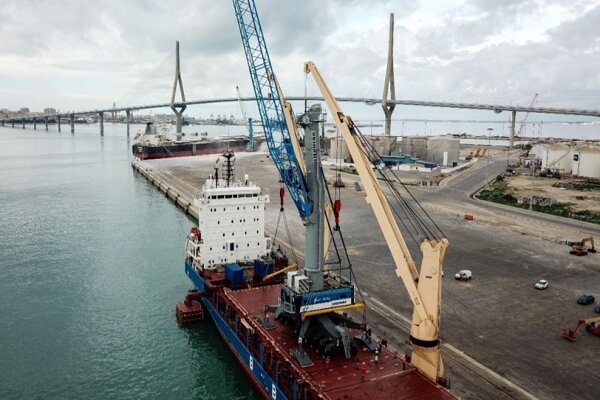 El Puerto de Cádiz incorpora una nueva grúa móvil